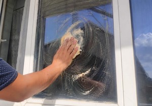 Žene čiste prozore kukuruznim brašnom i rešavaju problem koji sve muči tokom sunca