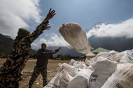 Nepalska armia podczas zbierania worków na śmieci z Mount Everest w Namche Bazar, dystrykt Solukhumbu. Nepal, 27 maja 2019 r.