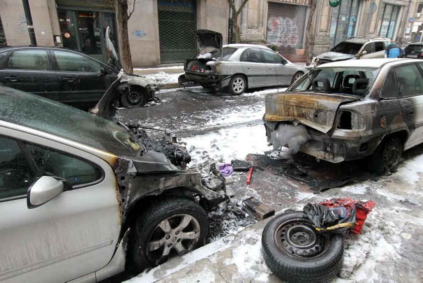 Podpalacz grasuje w centrum Warszawy. 10 aut zniszczonych w noc
