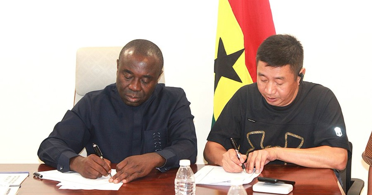Ghana schließt Vertrag für bis zu 5.000 Jobs in Dubai, Arbeitgeber übernimmt Flüge, Visa und Unterkunft.