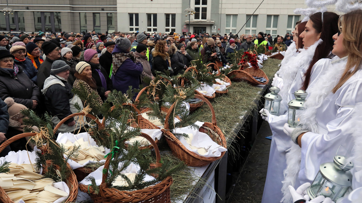 Mieszkańcy Białegostoku, także samotni i potrzebujący, wzięli w niedzielę w Białymstoku udział w Ekumenicznej Wigilii Miejskiej, na którą zaprosili wszystkich prezydent miasta i stowarzyszenie pomocy rodzinie "Droga".