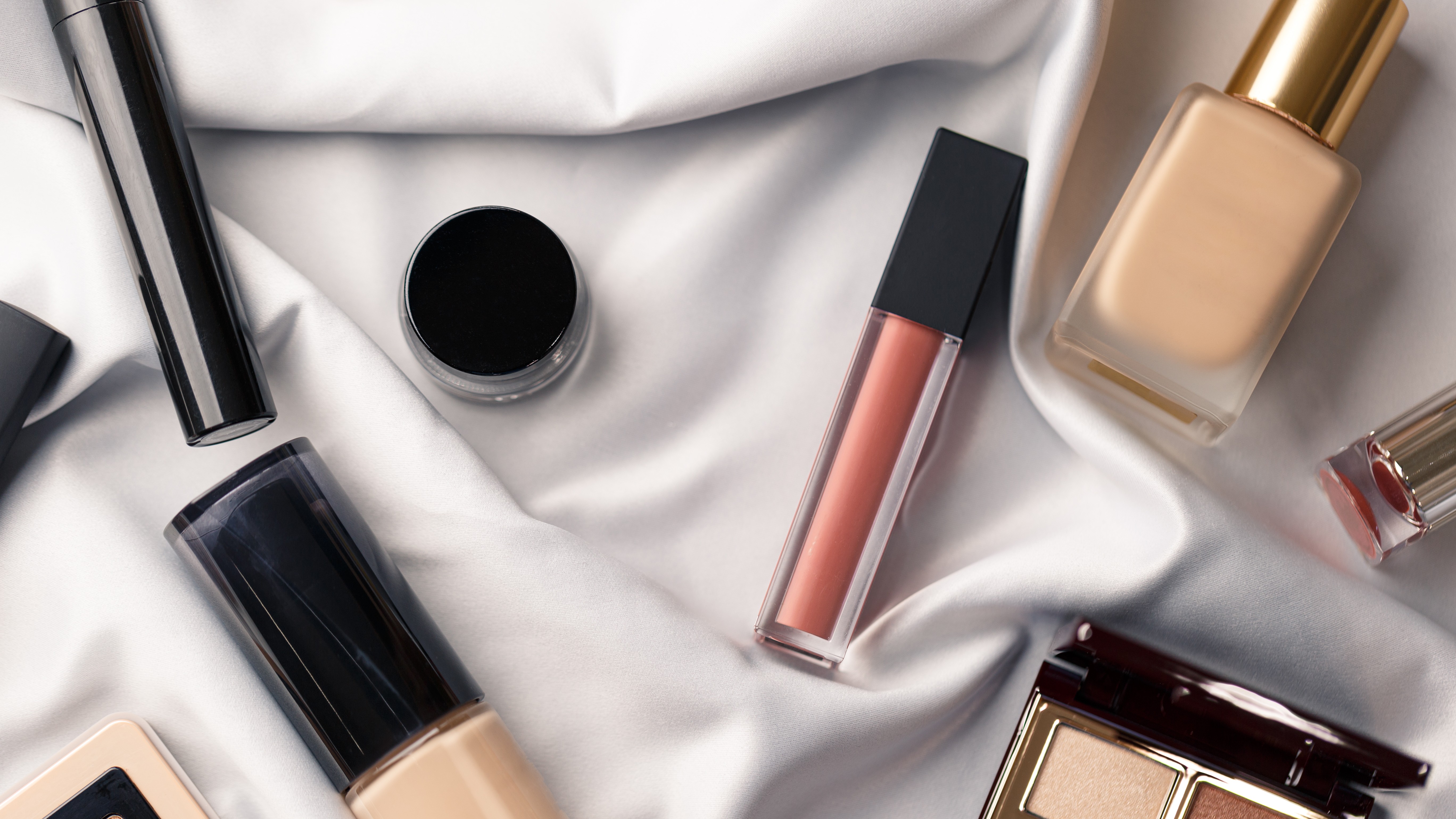 Cum să-ți organizezi produsele de machiaj și cosmeticele. Idei practice pentru spații mici 