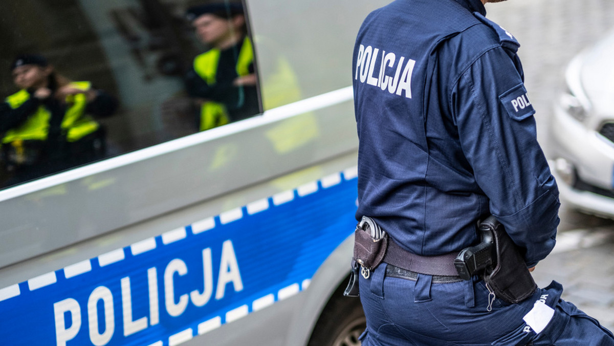 Przed godz. 20 policjanci zatrzymali w Wągrowcu (woj. wielkopolskie) mężczyznę podejrzewanego o zabicie nożem swojego szwagra. 43-letni Tomasz M. był poszukiwany w czwartkowe popołudnie przez około 100 policjantów.