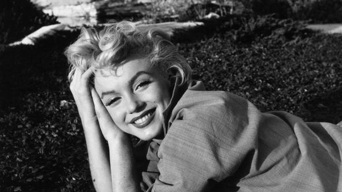 Rząd amerykański nie był tak bardzo zachwycony Marilyn Monroe, jak kinomani. Aktorka padła ofiarą głośnego "polowania na czarownice", urządzonego przez senatora Josepha McCarthy'ego, który wydał otwartą wojnę komunizmowi.