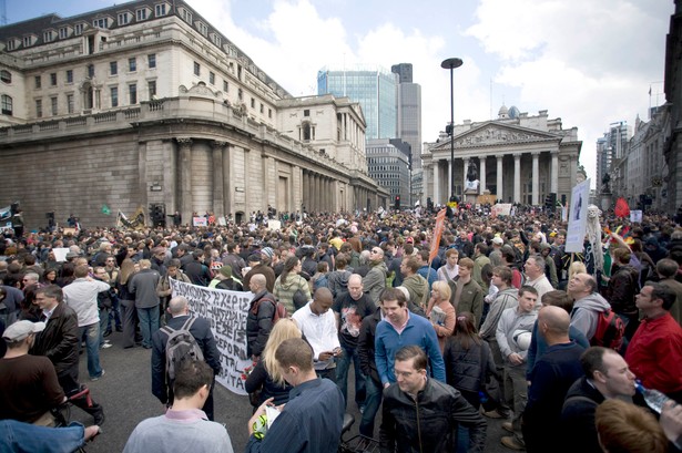 Demonstranci gromadzą się pod siedzibą Banku Anglii. Fot. Bloomberg