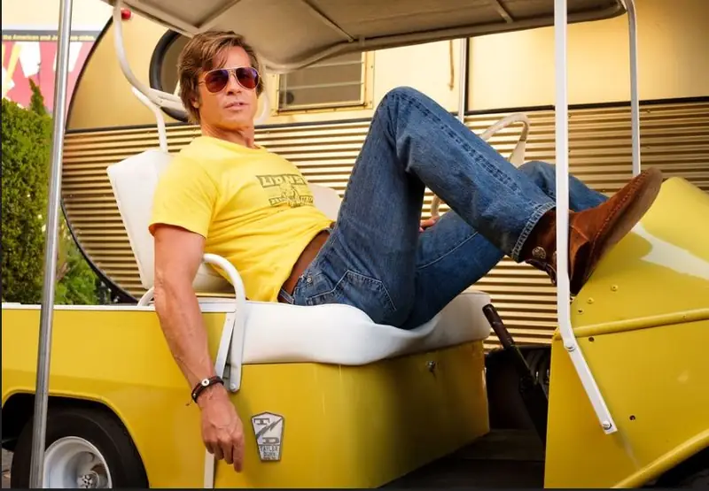 Brad Pitt jako Cliff Booth na planie Once Upon a Time in Hollywood