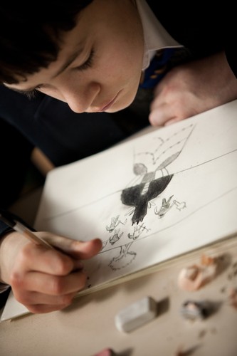 Lewis MacDougall w filmie 'Siedem minut po północy'. Premiera 25 grudnia