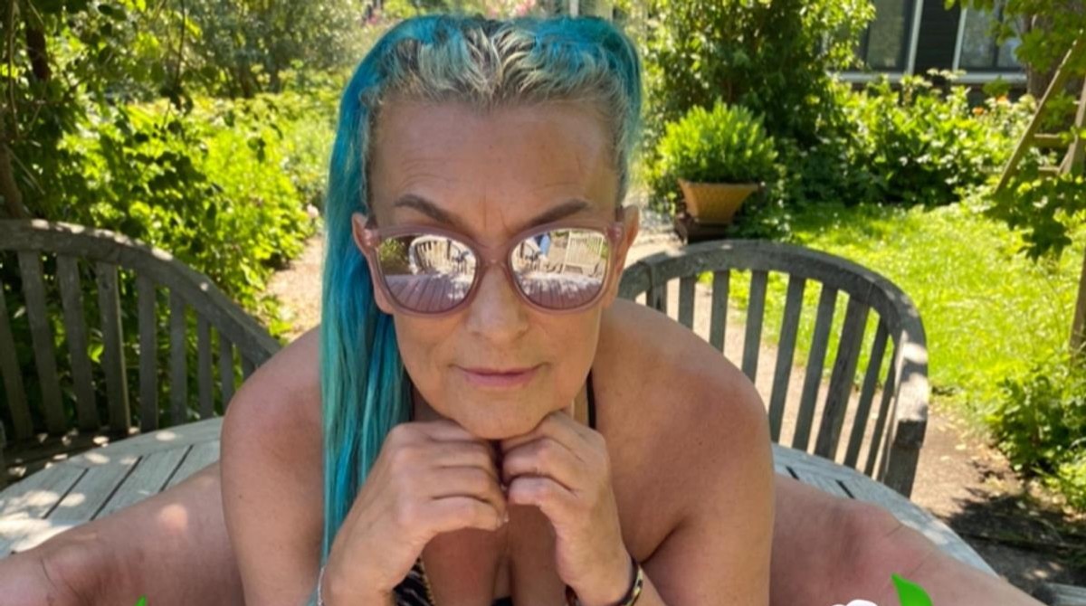 Ma prawie 60 lat i zarabia na seks-fotkach. Namówiła ją... córka