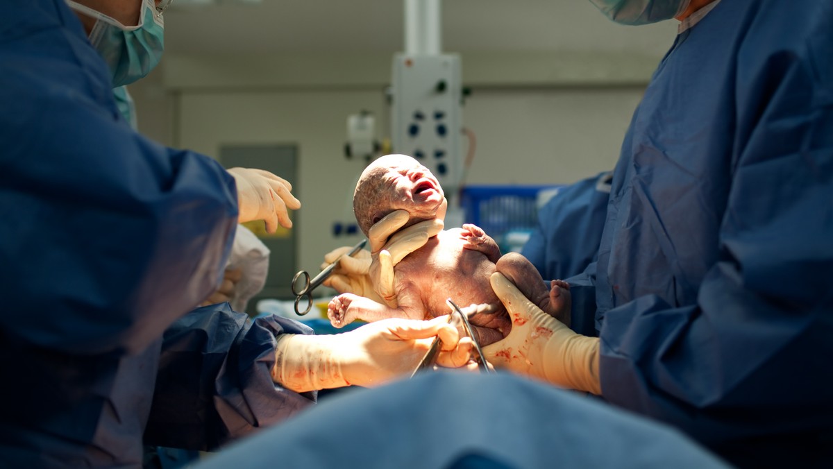 Włoszce pracującej w Wielkiej Brytanii, decyzją sądu, wykonano cesarskie cięcie, nie informując jej o tym. Pracownicy socjalni z Essex twierdzą, że działali w najlepszym interesie kobiety, która przechodziła wówczas załamanie nerwowe – podaje telegraph.co.uk. Pokrzywdzona nadal nie może odzyskać córki.