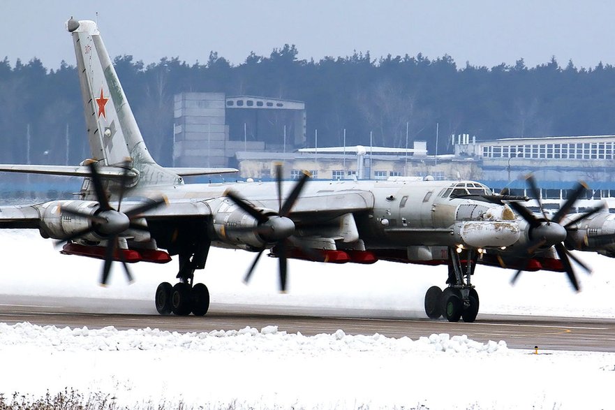 Pociski Ch-101 pod skrzydłami samolotu Tu-95MSM