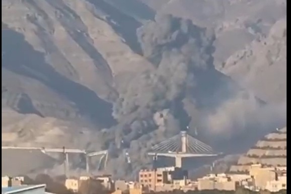 (VIDEO) OVO JE TRENUTAK KADA JE RAKETA RAZORILA NAJVIŠI MOST NA BLISKOM ISTOKU! Objavljen jeziv snimak napada, ima i POGINULIH