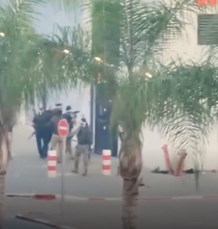 Terroryści włamują się do prywatnych posesji.