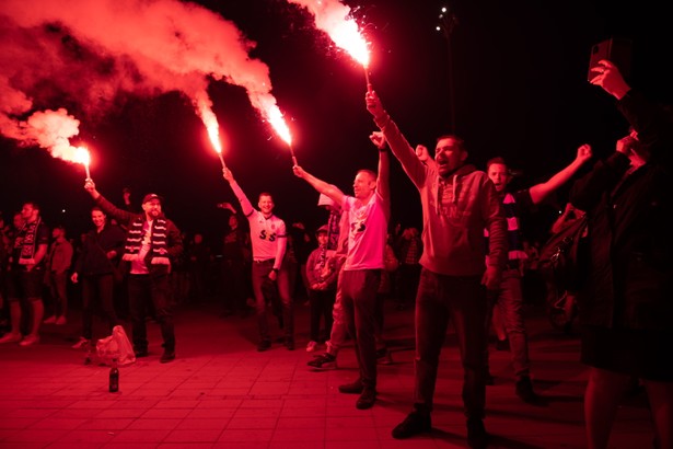 Kibice i zawodnicy Lecha Poznań świętują zdobycie mistrzostwa Polski pod Stadionem Miejskim w Poznaniu