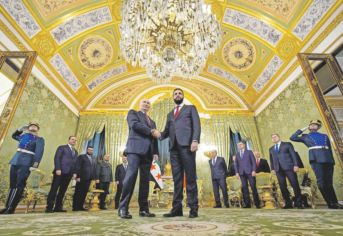 Przywódca Rosji Władimir Putin i prezydent Syrii Ahmad asz-Szara na spotkaniu na Kremlu, 15 października 2025 r.