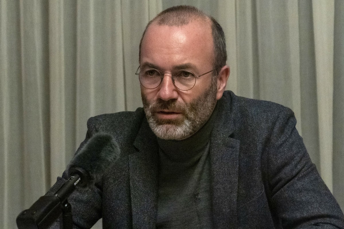 Żołnierze pod "europejską flagą" w Ukrainie. Manfred Weber mówi wprost