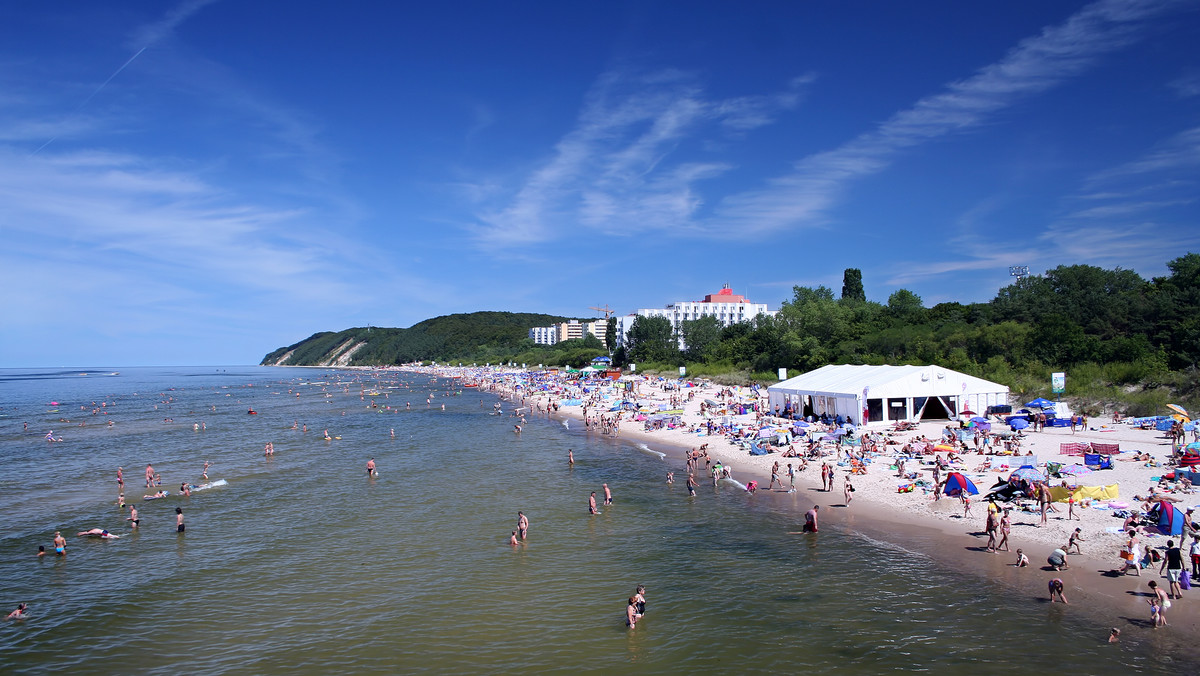 W Międzyzdrojach można już kąpać się na całym odcinku plaży. Odwołano wprowadzony w czwartek zakaz kąpieli - poinformowała we wtorek PAP rzeczniczka zachodniopomorskiego sanepidu Renata Opiela.