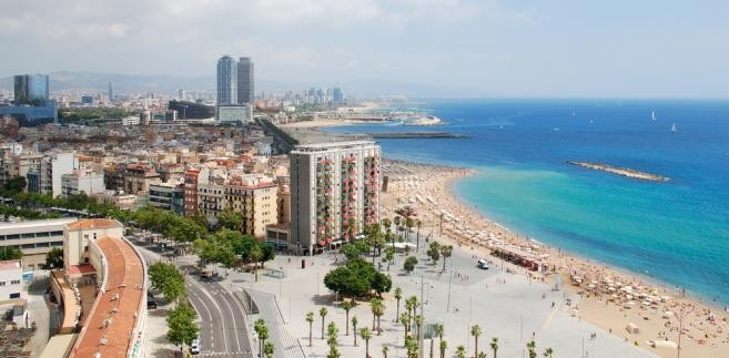 Biura podróży kuszą klientów powitaniem Nowego Roku w Barcelonie. 4-dniowa wycieczka kosztuje nawet 2749 złotych. W cenie zawarty jest przelot do Barcelony, zakwaterowanie w hotelu ze śniadaniami oraz ubezpieczenia. Udział w kolacji sylwestrowej jest dodatkowo płatny.