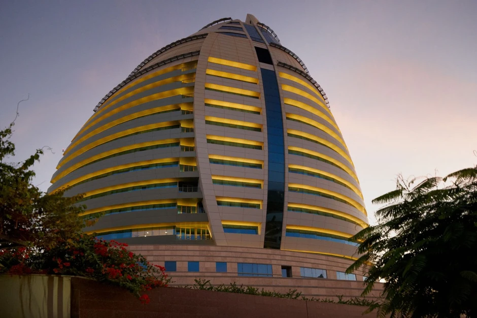 Hotel “Korintija” podseća na džinovsko uskršnje jaje od čelika i stakla