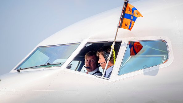 Król Holandii Willem-Alexander za sterami samolotu w czasie wizyty w Indonezji (2020 r.)