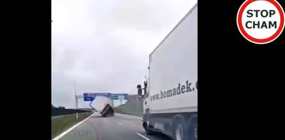 Przerażające sceny na autostradzie. Ciężarówka runęła na bok. Powód szokuje!