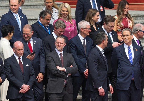 Ekipa towarzysząca Donaldowi Trumpowi w Chinach. Wśród nich: Pete Hegseth, Elon  Musk i Tim Cook