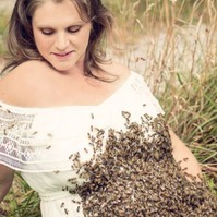 20 ezer méhvel pózolt a kismama -nem sokra rá meghalt a babája