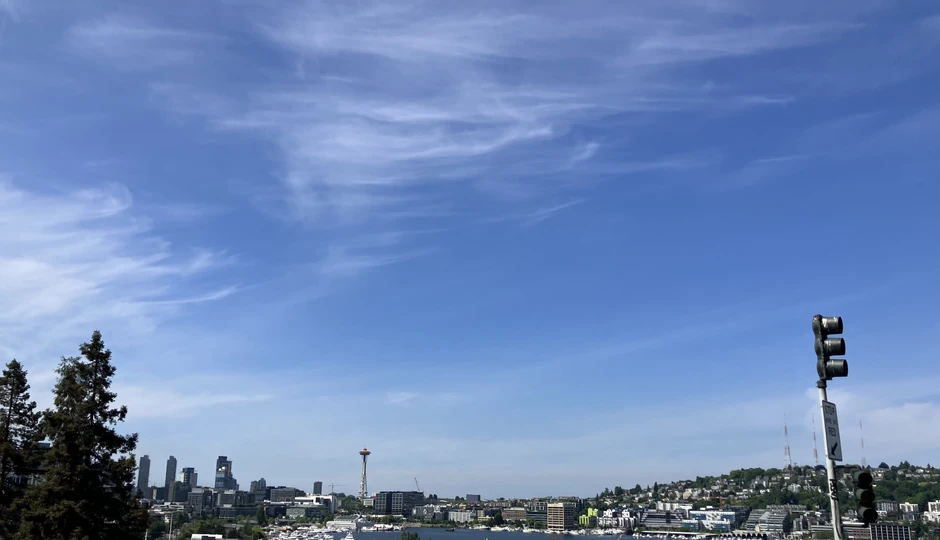 Pogled na panoramu Sijetla i jezero Junion, kvart Kraljice Ane nalazi se s desne strane