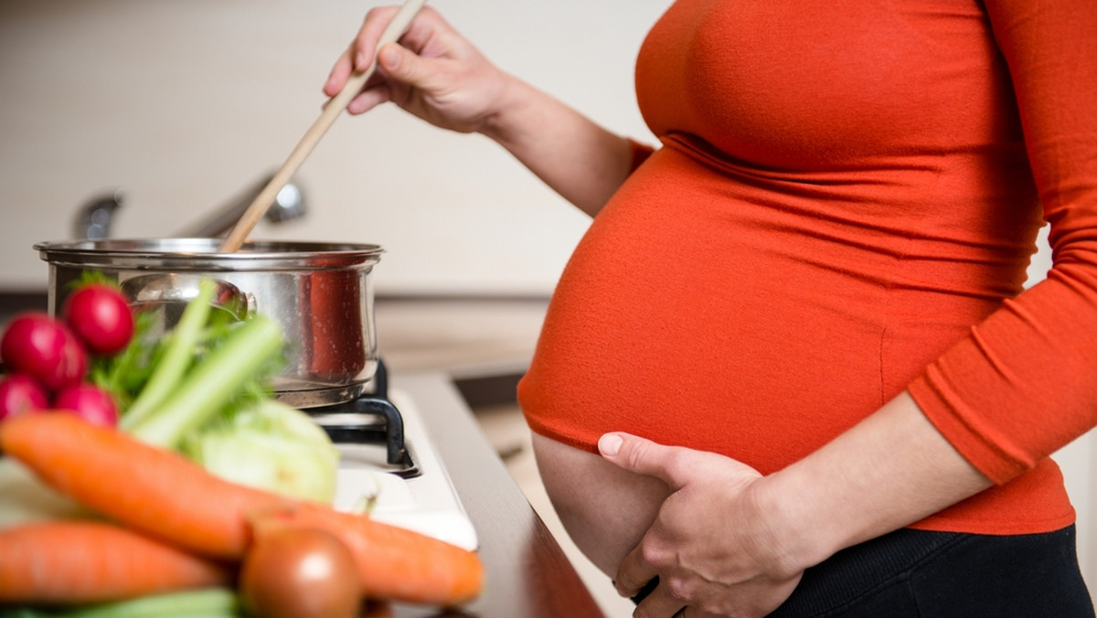 <strong>Dieta wegetariańska w czasie ciąży może budzić pewne wątpliwości. Wśród wielu osób panuje przekonanie, że niejedzenie mięsa stanowi poważne zagrożenie dla zdrowia – nie tylko mamy, ale i dziecka. Trudno się dziwić – okres ciąży to czas, w którym w organizmie kobiety zachodzi wiele zmian. Z miesiąca na miesiąc rośnie zapotrzebowanie na składniki odżywcze, z których teraz, poza mamą, będzie korzystać także maluszek. Sposób żywienia ciężarnej będzie miał zatem kluczowy wpływ na przyszłe zdrowie dziecka. Jednak czy przyszła mama wegetarianka rzeczywiście powinna rezygnować z dotychczasowej diety na czas ciąży? </strong>