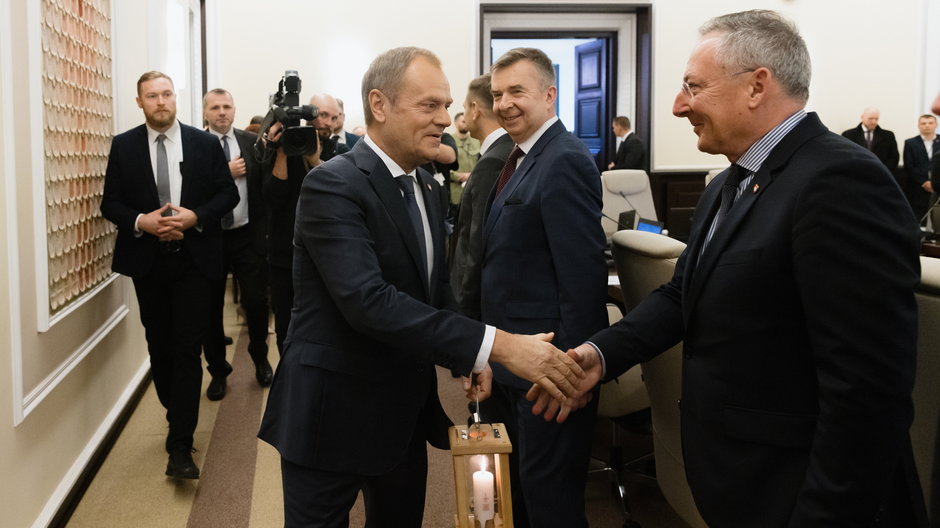 Donald Tusk i Bartłomiej Sienkiewicz w trakcie posiedzenia rządu. 19.12.2023 r.