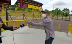 Zuchwały napad na dziennikarza sportowego. Wyciągnął broń i ukradł telefon na wizji