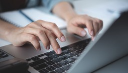 Polacy w sieci: Interia górą, Temu bije Allegro, a TikTok pochłania prawie dobę miesięcznie