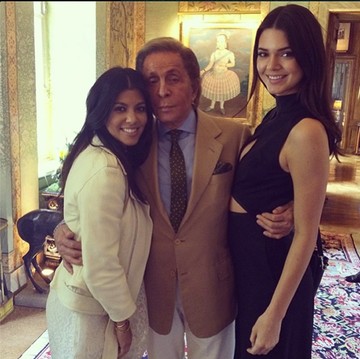 Egy rezignált Valentinót körbeölelő Kardashian-Jenner páros.