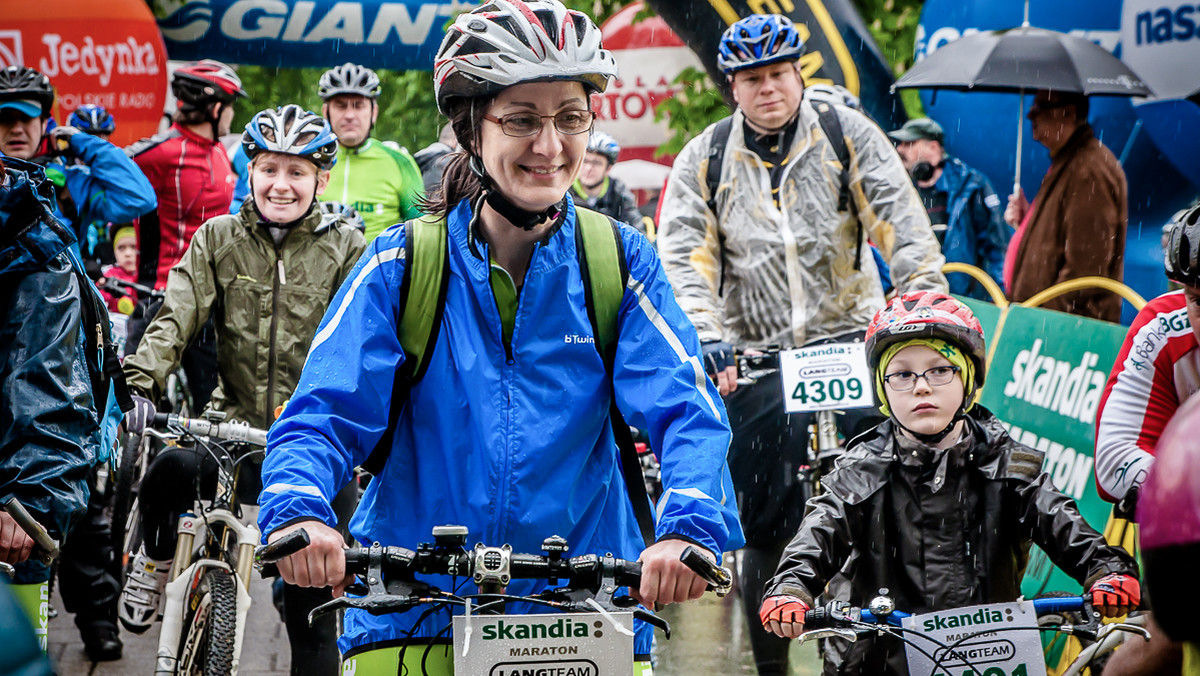 Pierwsze zawody z cyklu Skandia Maraton Lang Team przyciągnęły na start wielu kolarzy, mimo że pogoda nie była najlepsza. Padał deszcz, woda spowodowała, że trasa była trudniejsza, ale jak uważa Czesław Lang, atrakcyjniejsza (Fot. Magdalena Wójcik, Łukasz Sompoliński).