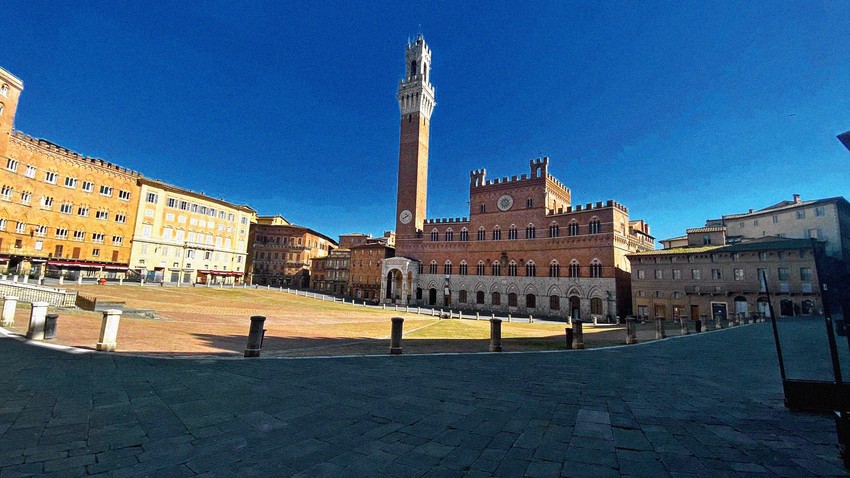 Trgom Piazza del Campo prolaze samo ljudi koje tuda put navede zbog neodložnih obaveza