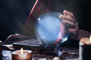 John Barker, brytyjski lekarz innowator, wierzył w ludzką zdolność do prekognicji [RECENZJA]