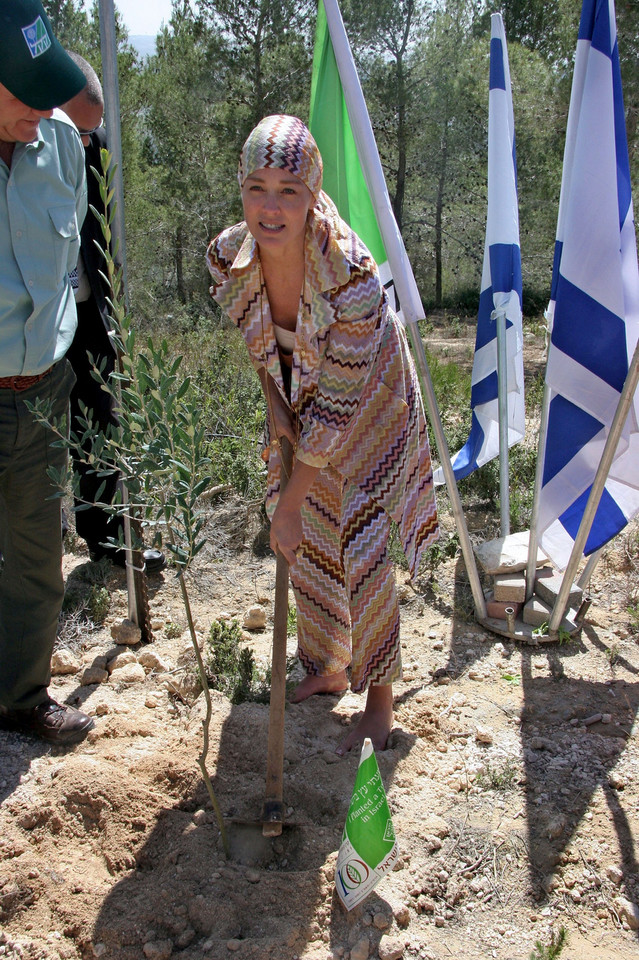 Na zdjęciu: aktorka sadzi drzewo na terenach należących do Żydowskiego Funduszu Narodowego, przedmieścia Jerozolimy, marzec 2006 rok