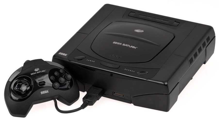<b>Sega Saturn (1994)</b>
<br><br>
Ta konsola miała wszystko, aby stać się rynkowym hitem, gdyby nie jeden mały problem - Sony Playstation. Przez pewien czas Saturn sprzedawała się całkiem nieźle, ale ostatecznie przegrała z PSX'em, który był po prostu tańszy. W sumie sprzedano ponad 10 milionów egzemplarzy Saturna, a najpopularniejszą grą na tę platformę był legendarny Virtua Fighter 2.
<br><br>
(fot. Wikimedia Commons, Evan-Amos)
