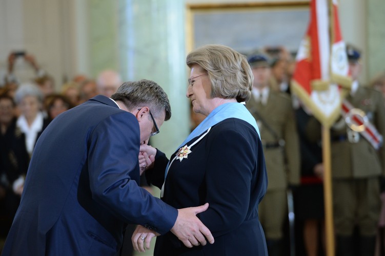 Prezydent Bronisław Komorowski wręczył byłej premier Hannie Suchockiej Order Orła Białego
