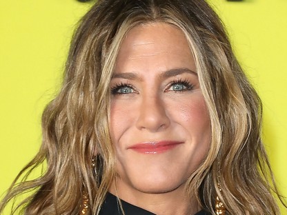 Jennifer Aniston felvillanyozta új sorozatának premierjét egy ilyen egyszerű fekete ruhában is
