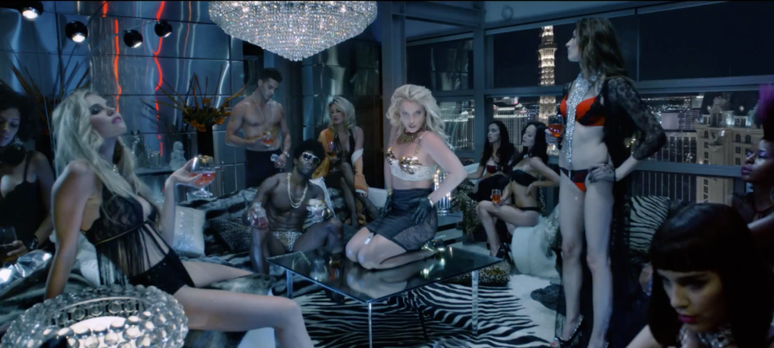 Kadry z klipu 'Work B**ch!'