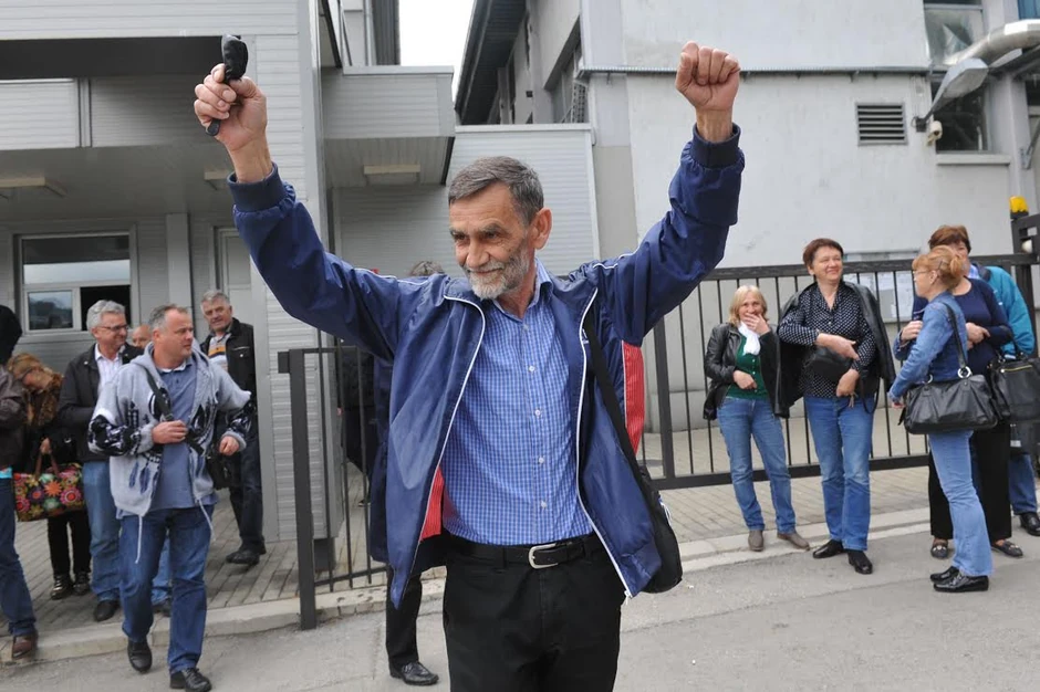 Stari majstor krio suze i odmahivao kolegama