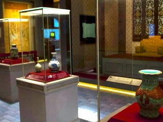Porcelanowe przedmioty z epoki cesarza Qianlong
