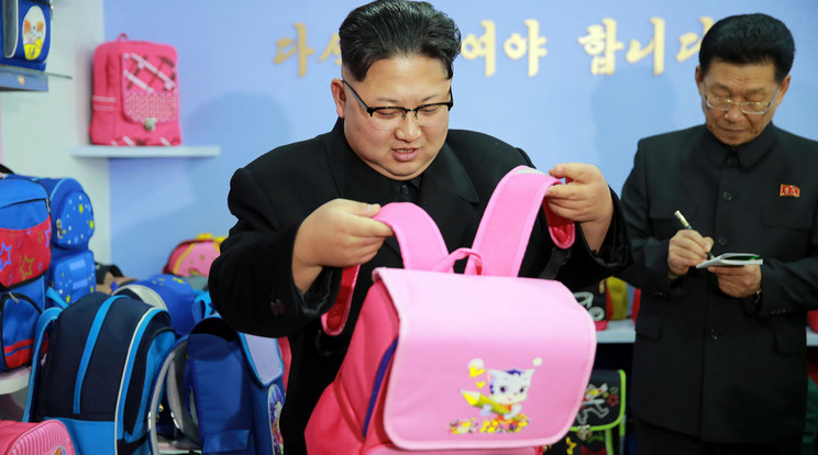 Kim Jong-Un iskolatáskát válogat/ Fotó: AFP