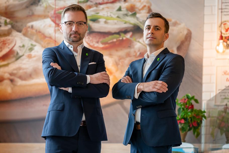 Daniel Piekarski (pierwszy od lewej) i Michał Igor Piasecki, którzy wykupili, w połowie ubiegłego roku 100 proc. udziałów w należącej do Hiszpanów spółce Telepizza Poland, to menadżerzy z dużym doświadczeniem w zarządzaniu siecią tzw. restauracji szybkiej obsługi