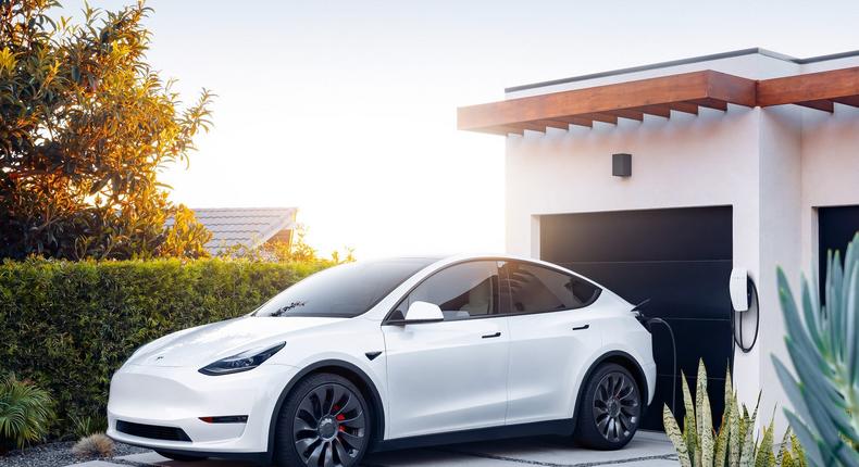 Auto manufacturing expert Sandy Munro said the Tesla Model Y battery pack has zero repairability.Tesla