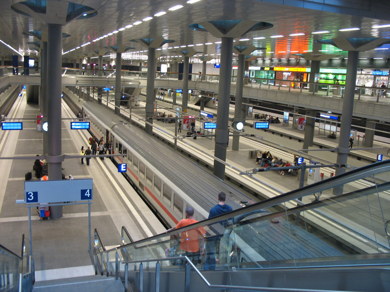 Perony w podziemnej części dworca Berlin Hauptbahnhof