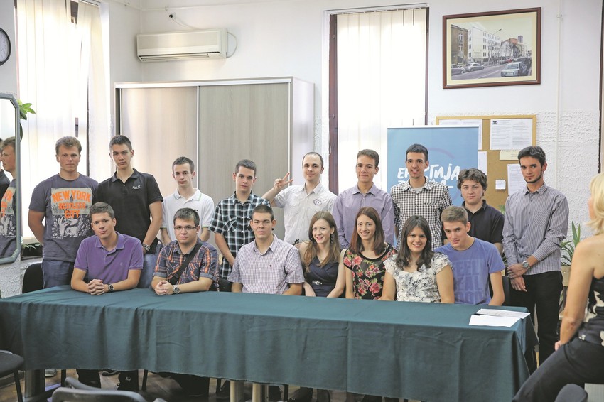 Oni su se okitili zlatnim i srebrnim odličjima na Olimpijadama znanja u Indoneziji, Kazahstanu, Azerbejdžanu, Indiji i Tajlandu: Zajednički snimak u Matematičkoj gimnaziji