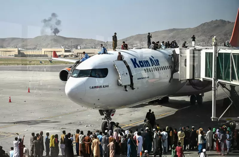 Afgańczycy próbujący wedrzeć się do samolotu (sierpień 2021 r.)