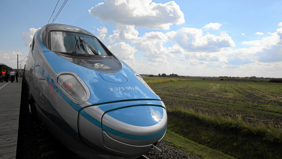 Firma Alstom złożyła wniosek do Urzędu Transportu Kolejowego o dopuszczenie do eksploatacji pociągów Pendolino - poinformował UTK. PKP Intercity ocenia, że to dobry krok, aby te składy mogły wyjechać na polskie tory w grudniu tego roku.