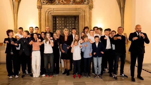 Jacek Sutryk (pierwszy z prawej) z jak zawsze liczną grupą karateków Sylwestra (obok) i Agnieszki Sypieniów.  
